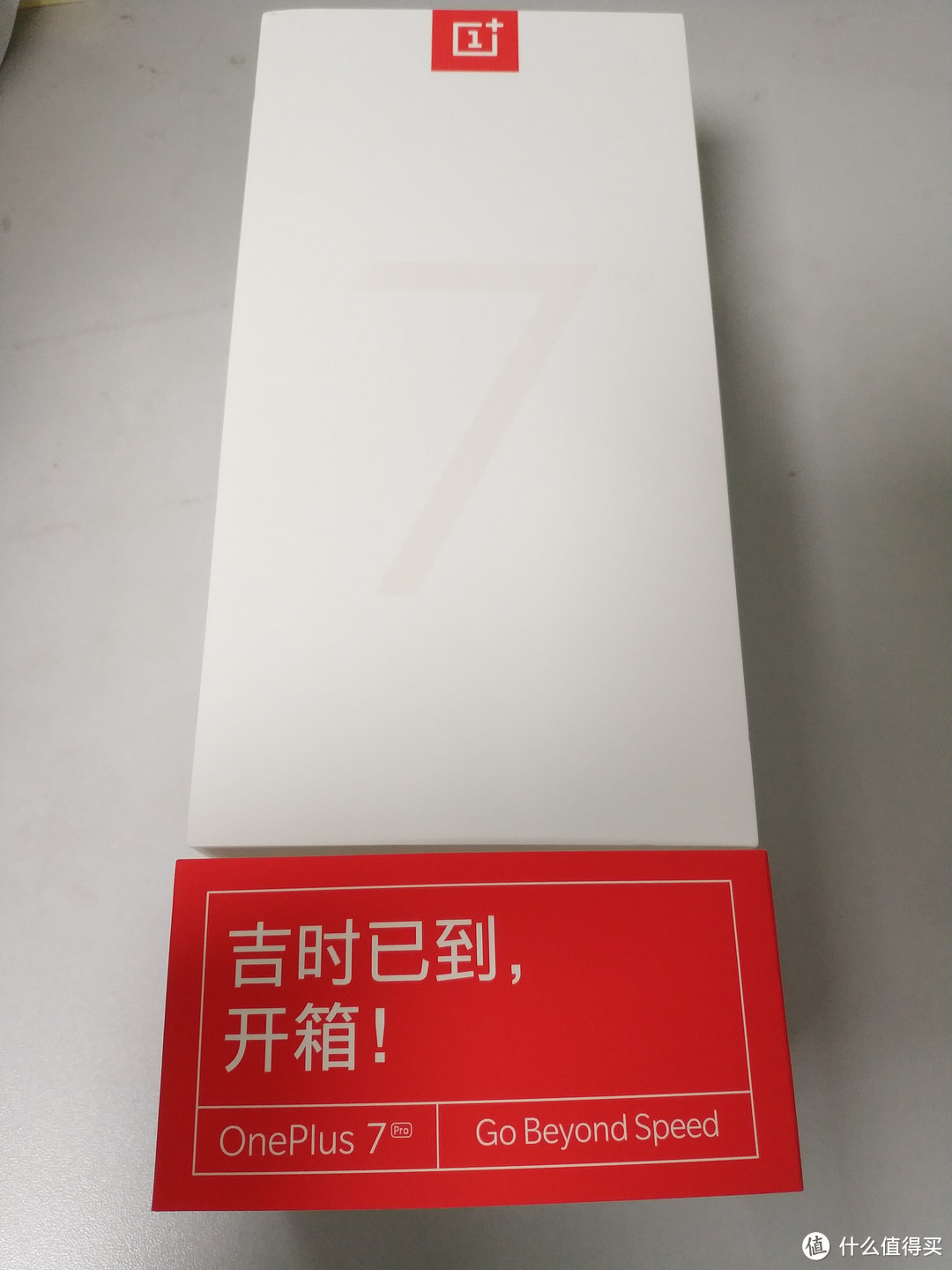 “吉时已到，开箱！”，这中文标语有点土，英文的“Go Beyond Speed”我倒是觉得非常不错，不过这句还是好过“用我拍大片，赞暴朋友圈”的