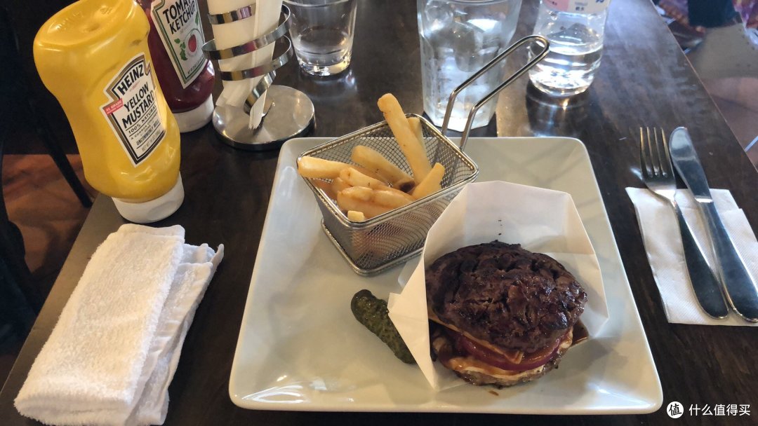 排了将近一个小时的队,就为了这个肉包肉!