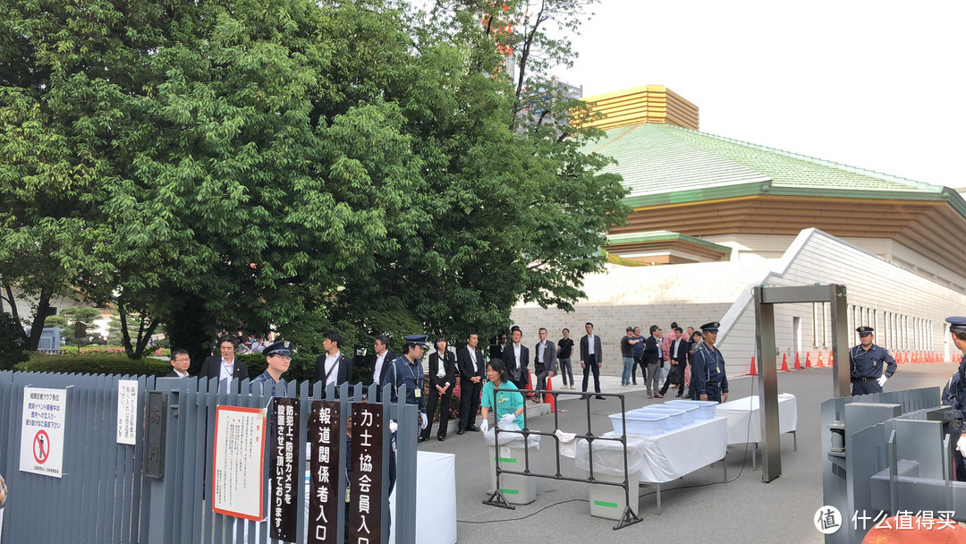 碰巧TRUMP访日,下午正好要来看相扑比赛,整个街道戒严