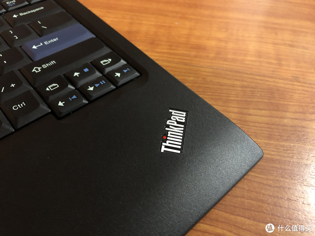 键盘右下角是身份标识，Thinkpad Logo，键盘外壳为ABS工程塑料，时间长了会打油