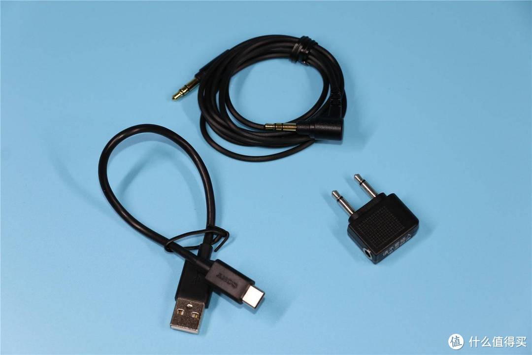 USB Type-C充电线、音频线、机上音频转接头（不要插入电源插座！）