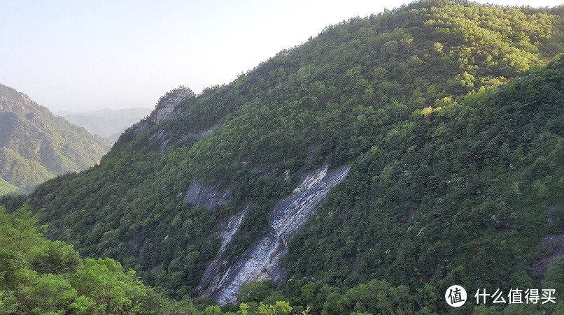 百米瀑布，站在高山草甸是可以看到这个瀑布的