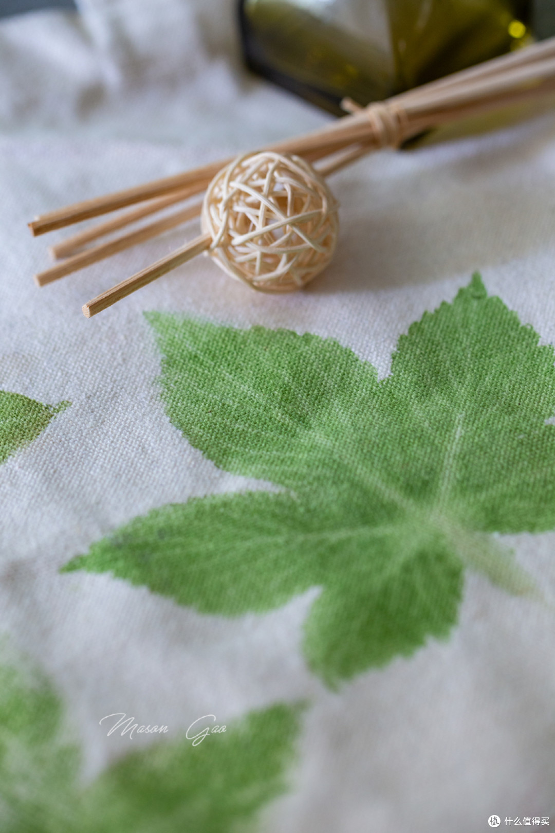 草色捶染身上衣,映红犹闻彩花香——把春天带在身上的锤草印花_小背包