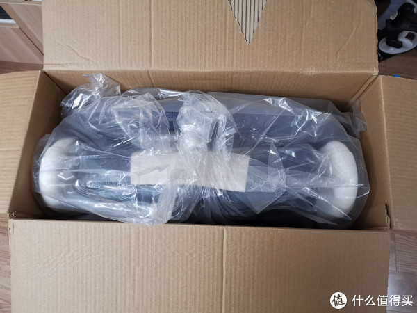 拆开箱子，顺便说一句这个箱子在不破坏结构的情况下真的不好拆啊。