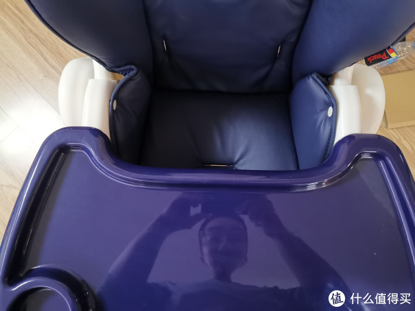 装上餐盘，两档位置可调，这是靠内的一档。