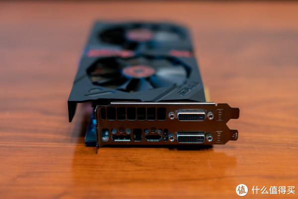 R9时代的标准接口，2DVI+1DP+1HDMI