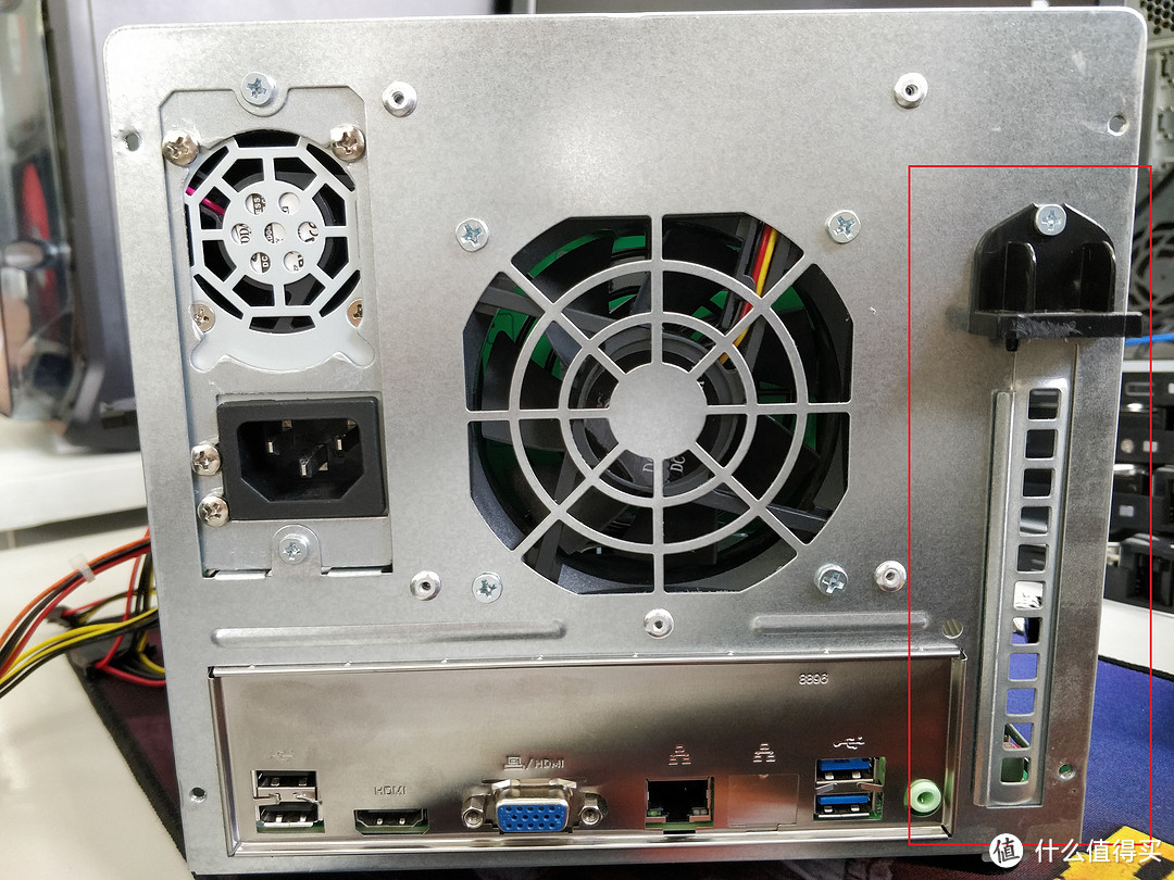 机器背面，可以看到右边机箱带了一个PCI-E口，这样的话，后面如果想自己换主板，还有加显卡或者网卡的可能，另外还有一个VGA，一个HDMI口，单千兆网口，2*USB 3.0，2*USB 2.0