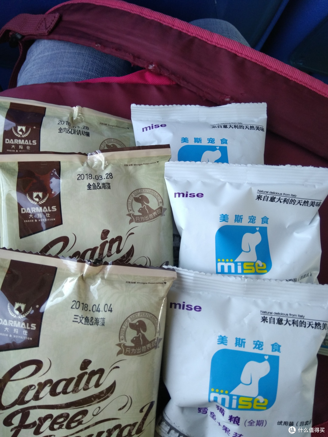 小区宠物店送的试吃装猫粮，外加一兜佩玛思特的猫粮
