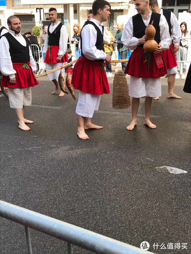 幸好这天不冷！看着都冻脚，五月份的撒丁岛很多人还穿着羽绒服，你信吗？