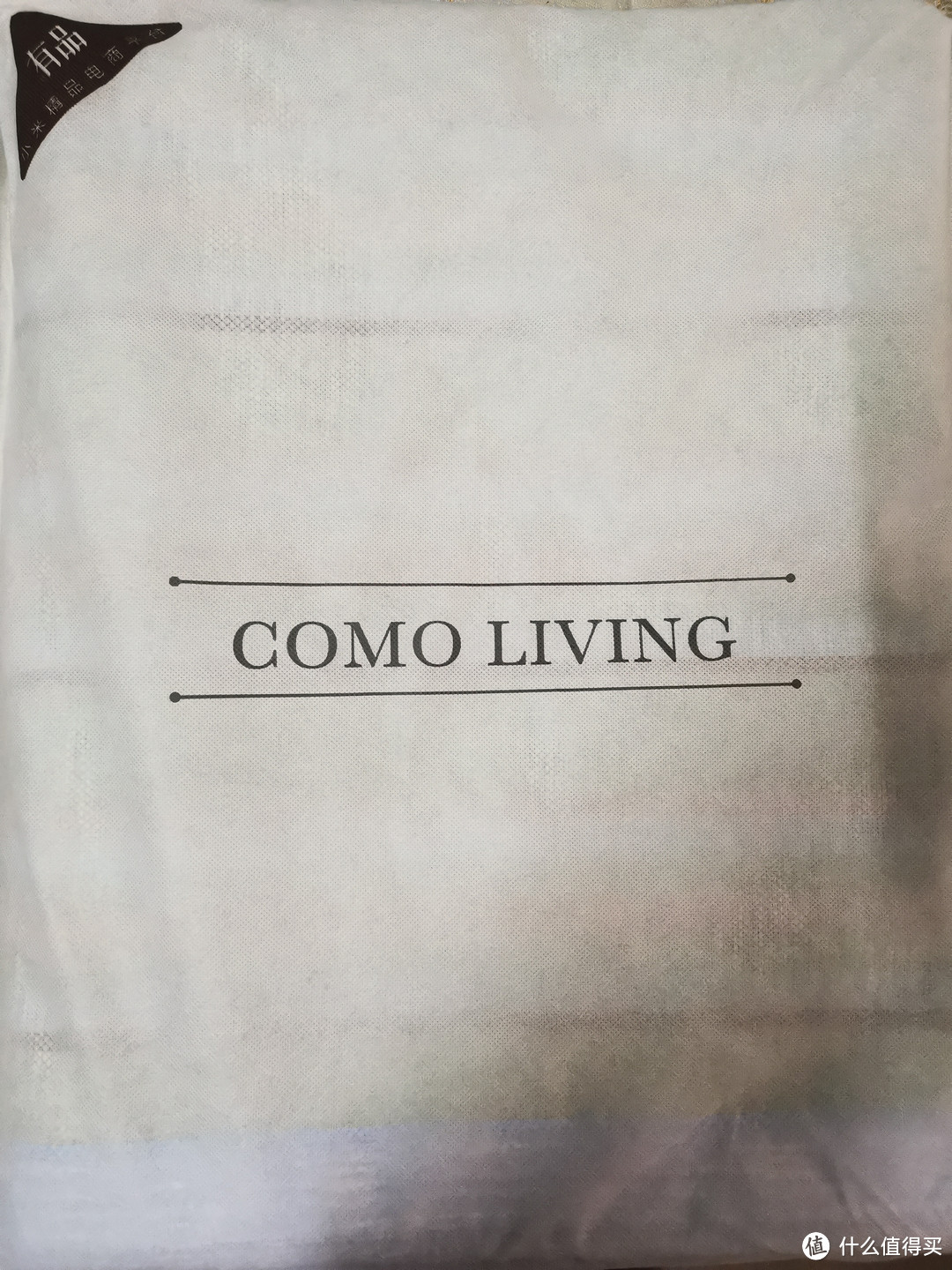 袋子正面是COMO LIVING字