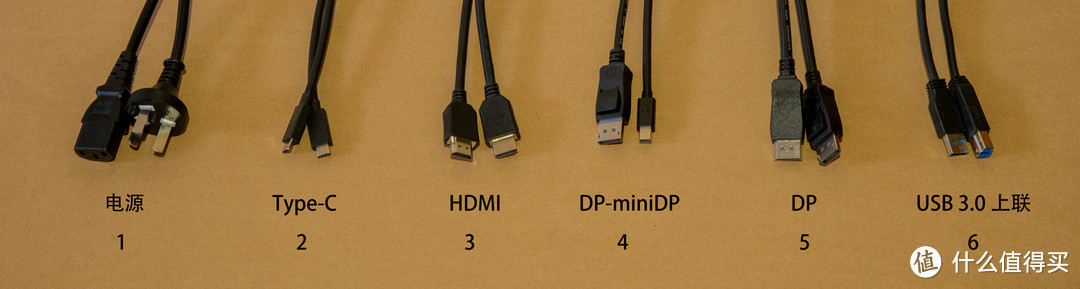 ▲随机附带的线缆一共6根。包含了所有需要用到的线缆类型。不论你是什么显卡输出接口基本都可以满足，真正做到了到手即用。