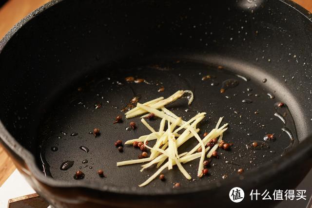 蒜薹这样做好下饭，鲜香入味特好吃，配三碗米饭不嫌多