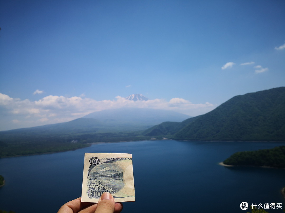 本栖湖一千日元背面的富士山，这里是《摇曳露营》第一话的圣地。