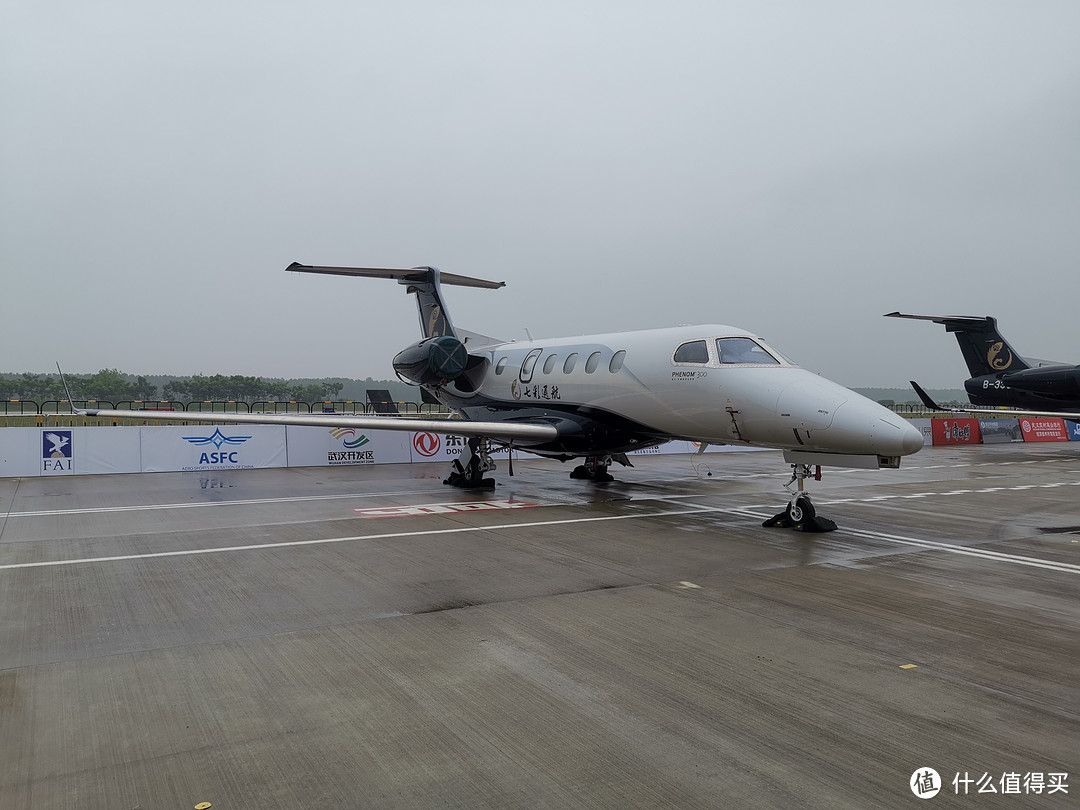 全场唯一的喷气式客机，来自巴西航空工业集团，浓浓的人民币的味道。。。