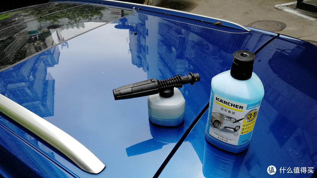 DIY洗车最好还是使用洗车液，否则极易划伤车漆，洗车液不一定买贵的，但要注意它的类型。有些洗车液泡沫丰富，有些洗车液配方多样。