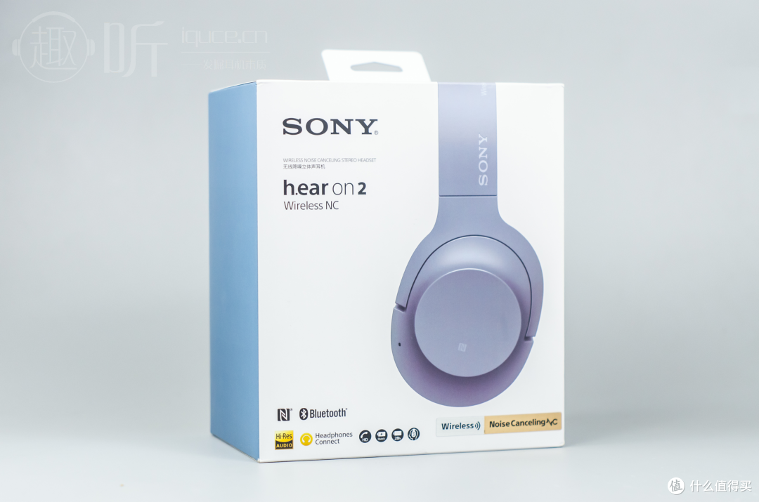 h900n的包装盒设计仍然是典型的"索尼风",醒目的logo和硕大的耳机渲染