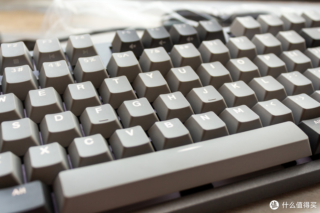 几乎满足了你对机械键盘的所有需求，杜伽K320深空灰白光限定版