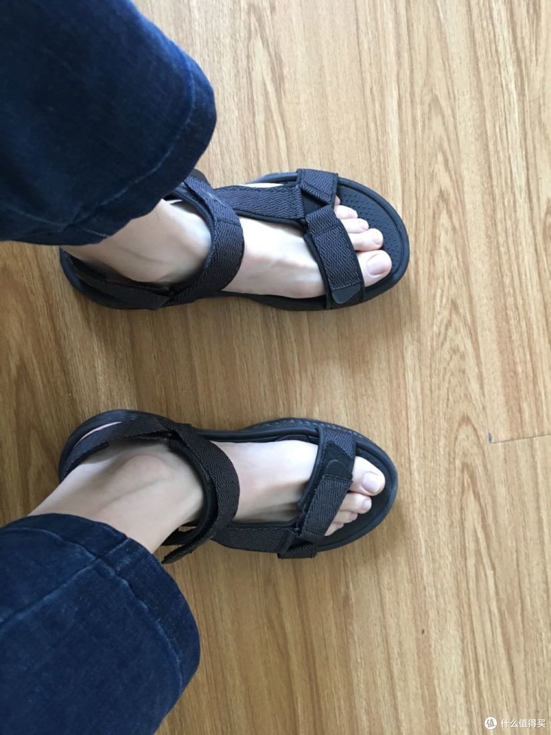 海边昼夜温差大,加上感冒严重,所以穿着七分裤配凉鞋