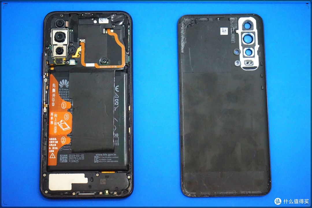 不断辅助加热终于开启使用拆机片慢慢划开后盖使用吸盘将后盖拉开一点