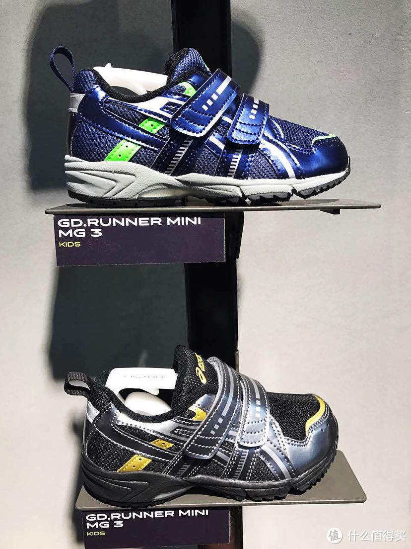 日本Asics专柜的展示