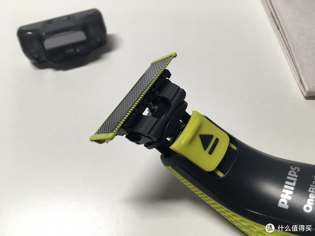 飞利浦也做往复式剃须刀? -- OneBlade 小T刀 测评