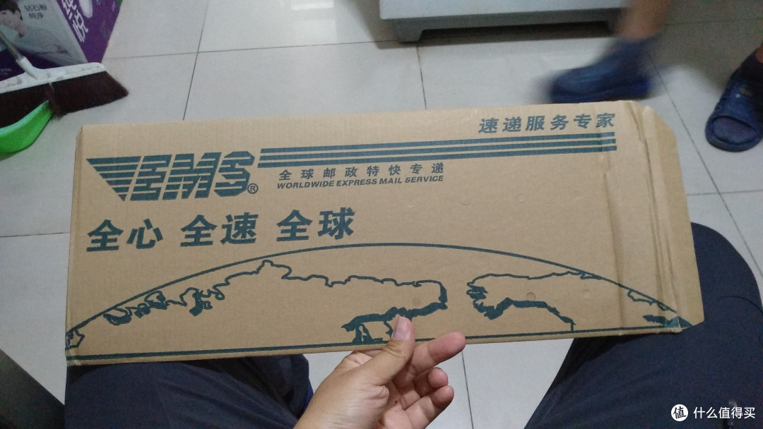 走的EMS，吐槽邮局，直接放快递自提箱，根本不打电话通知一声，哎