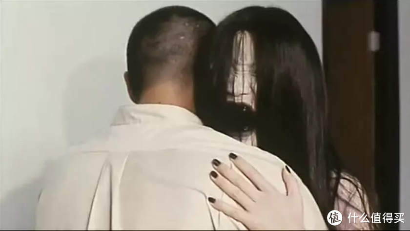 片中「楚人美」这个角色在造型上很明显借鉴了1998年的《午夜凶铃》中山村贞子的形象，片中吴镇宇做的录像带也是在向《午夜凶铃》致敬。