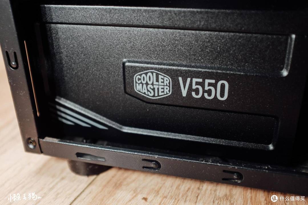 你看这个线他又长又宽——酷冷至尊V550 GOLD电源