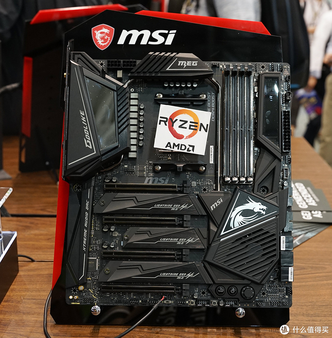 MSI展区高颜值ShowGirl、X570旗舰主板等酷炫硬件一个都不能少！