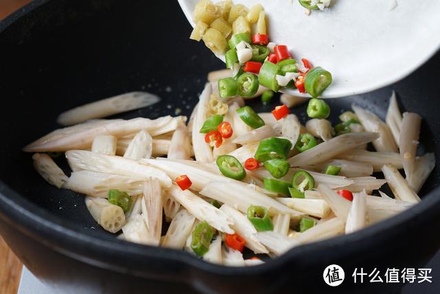 这菜形如筷子，细如手指，炒着吃，素菜也是米饭杀手