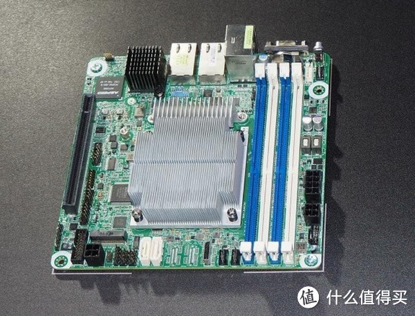 双万兆、无风扇16核：华擎 展出 EPYC3000D4I-2T 迷你 "妖板"