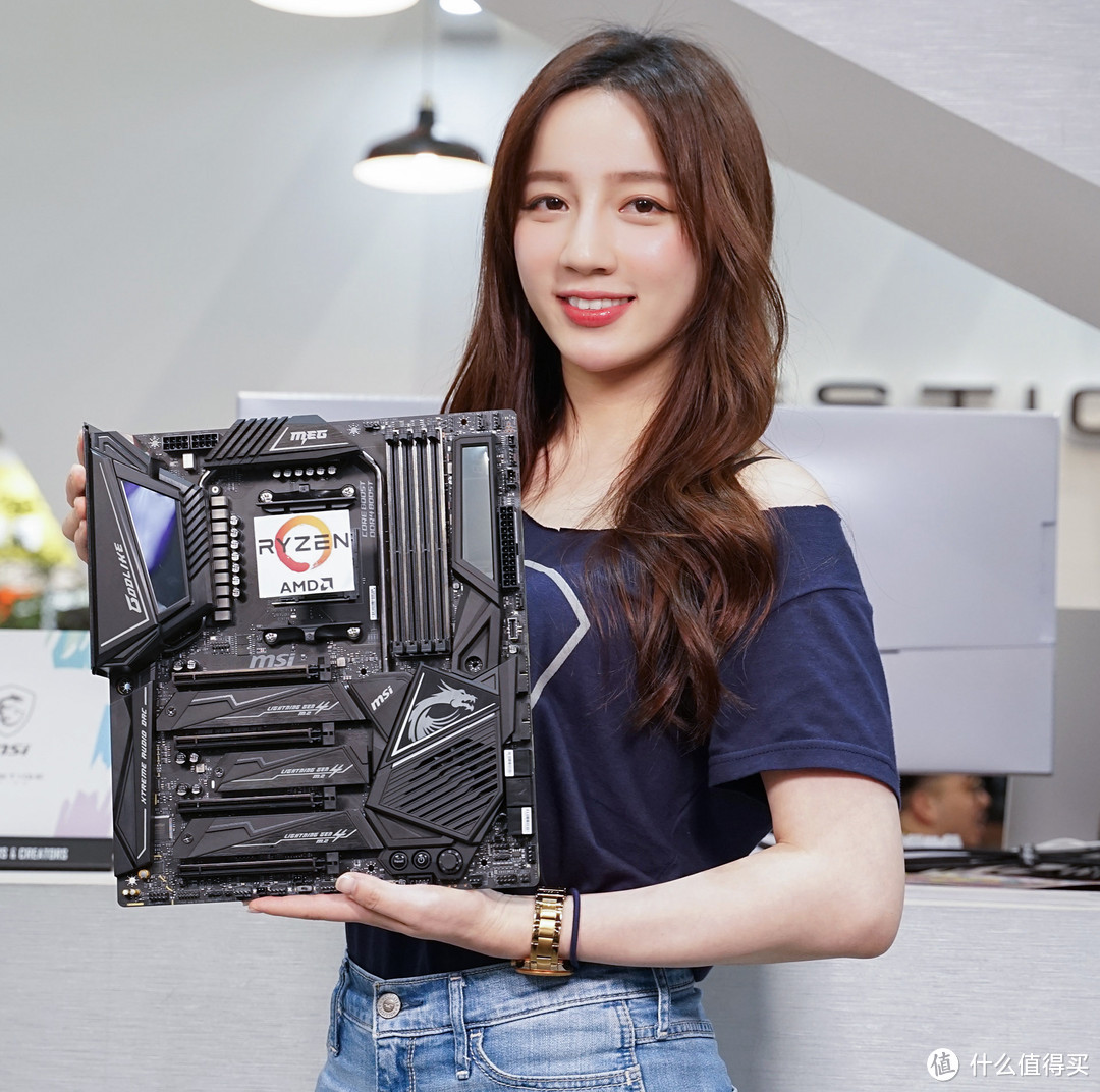 MSI展区高颜值ShowGirl、X570旗舰主板等酷炫硬件一个都不能少！