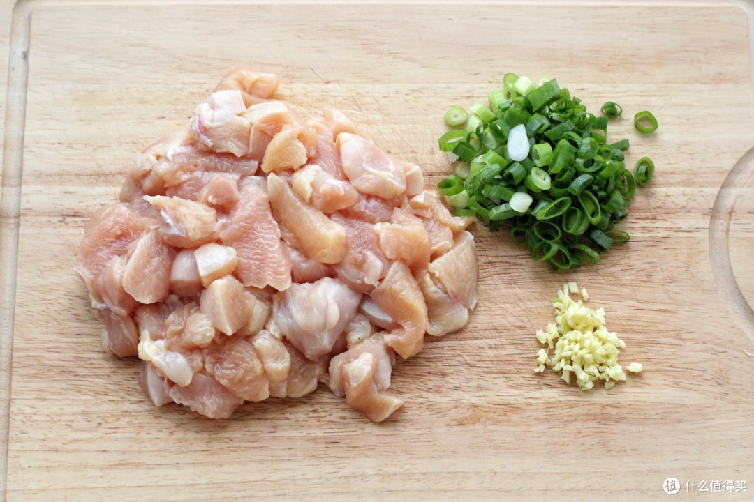 馄饨还得自己包,皮薄馅大像个肉球,吃起来真过瘾,当早餐正合适