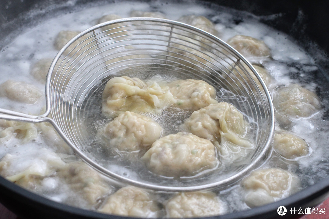 馄饨还得自己包,皮薄馅大像个肉球,吃起来真过瘾,当早餐正合适