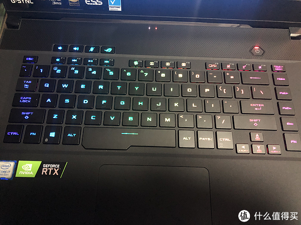 RGB键盘灯像波浪一样的节奏变换色彩，键盘软硬适中，触摸板的回弹有些清脆，手感欠佳。