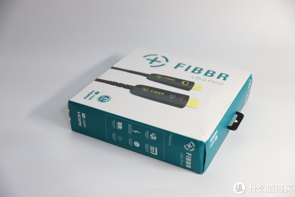 和之前菲伯尔的光纤HDMI线一样风格的纸盒包装，蓝白配色