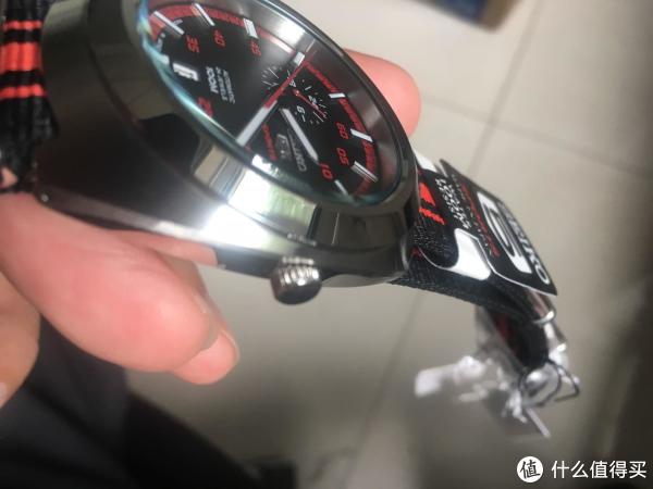 表盘一圈圆圈是抛光打磨的，其他部分拉丝，质感还可以。表冠很普通，没啥可介绍的