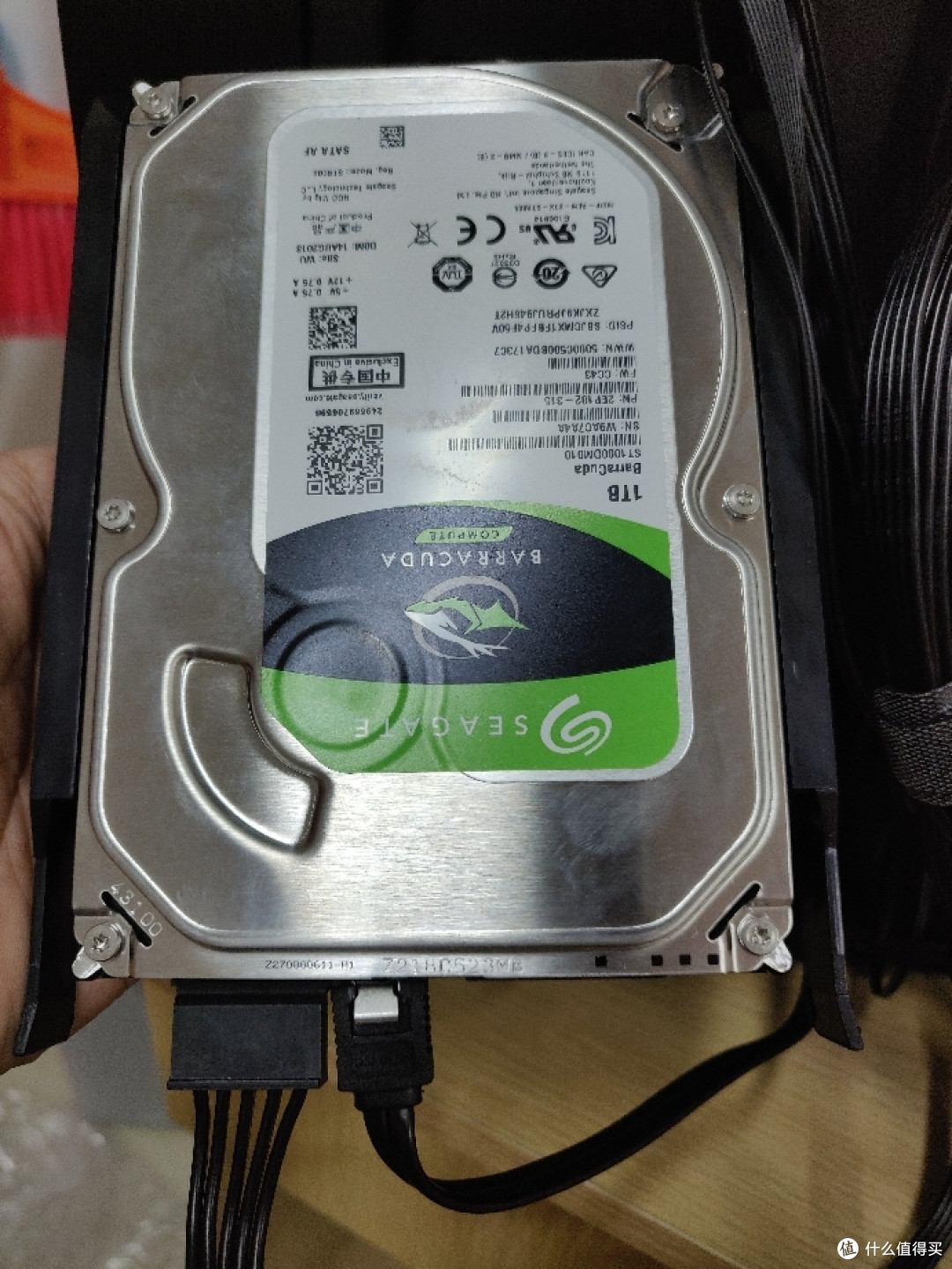 先接上Sata线和供电线