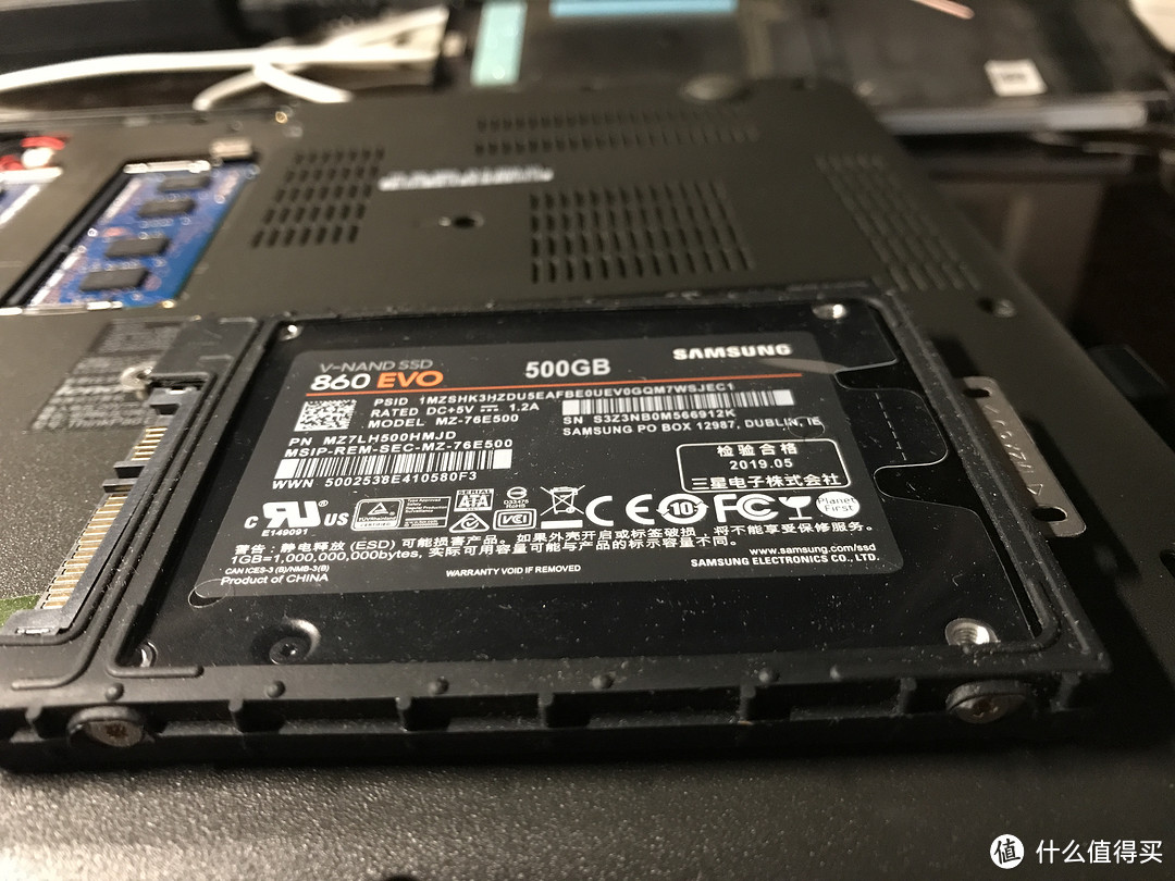 安装硬盘支架+减震软胶带+SSD固态
