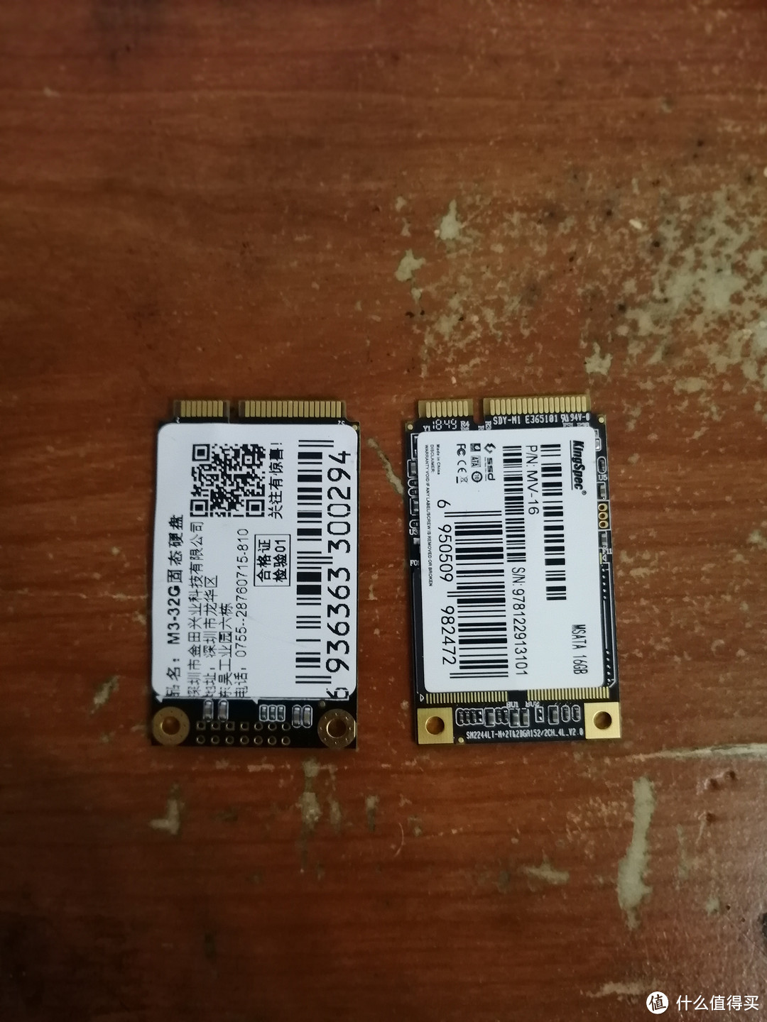 看起来差不多的两款SSD，左边是新买的，花了大洋79.9
