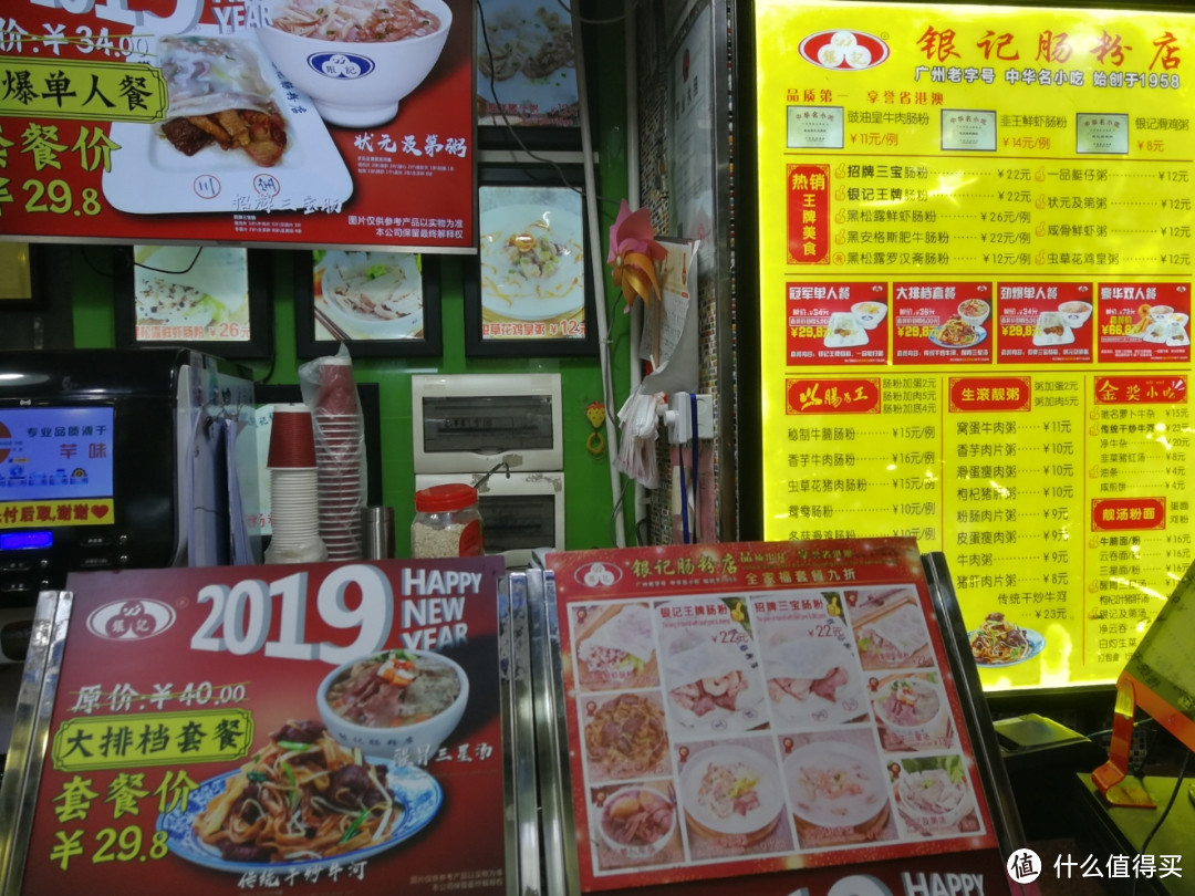 店面很小，收银台看着像个快餐店