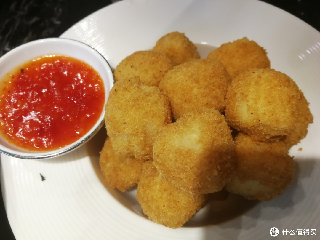 一口酥豆腐，外皮酥脆，豆腐软嫩，不过油炸的多吃几个觉得腻。