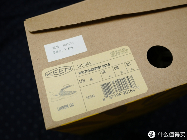 零售价899，200以下就不用犹豫了,这双鞋属于UNEEK的O2系列，这个系列的特点是后跟全包，除此之外还有半包和拖鞋的版本
