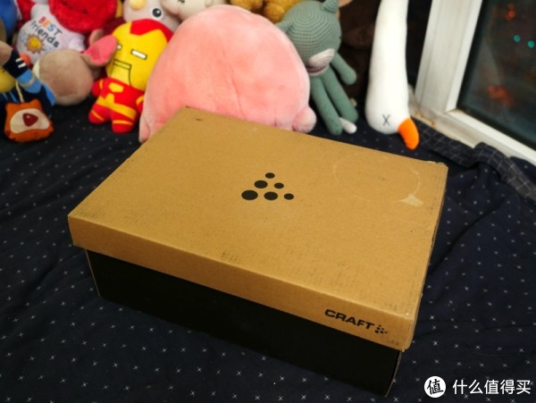 鞋盒子很朴素，用过Craft产品的铜须哦对6个点点的LOGO一定不会陌生