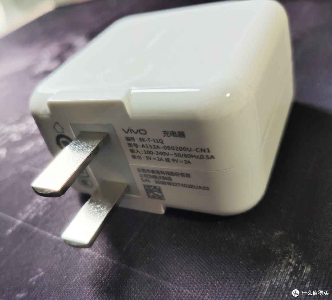 充电头支持5V2A 或 9V2A的输出，最大18W。这点不如360，360N7原配充电头还支持12V1.5A输出