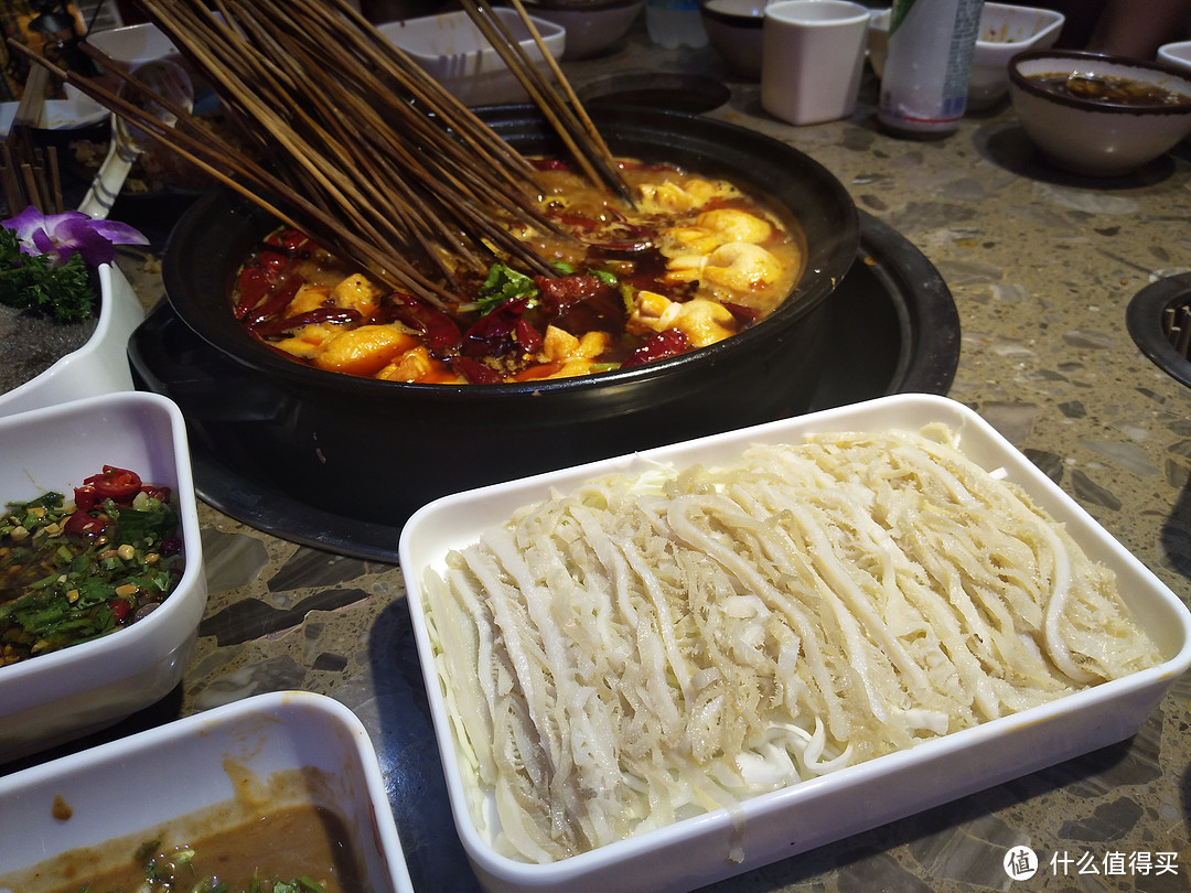 来吧,撸串啊,「大签门」在红油锅里徜徉~