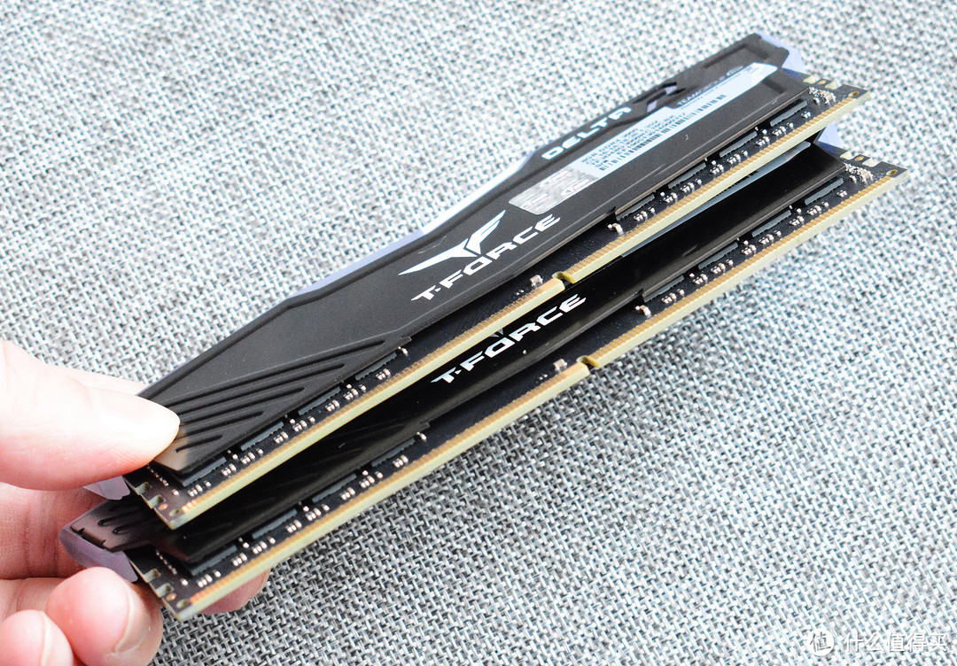 便宜的RGB灯条值得买？十铨DELTA RGB灯条DDR4 3000 8G×2套条开箱