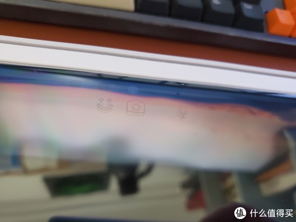 塑料膜上有打印的团，表明和本体上的接口和各种空是干啥用的。上面是麦克风+前置摄像头+面部识别