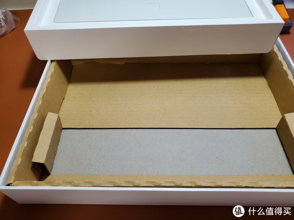 下面毛都没有，硬纸壳一个。一点都不细致。