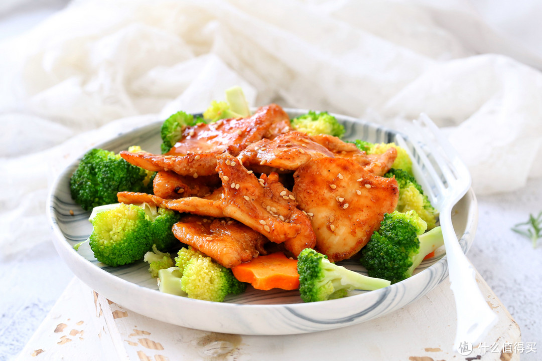 水煮鸡胸食同嚼蜡,不如换个做法,鲜嫩入味倍儿好吃,热量也不高